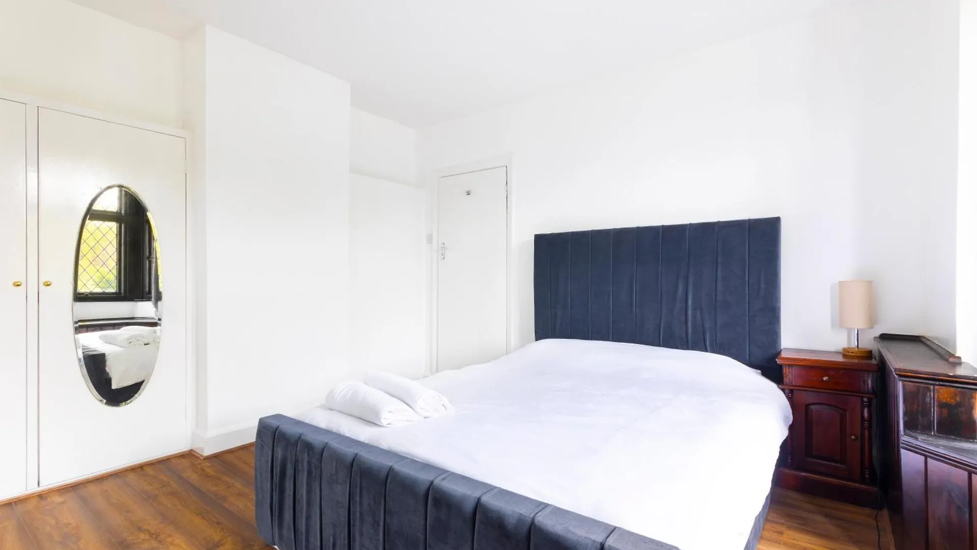 Holiday home Lux 8Br Thamesfront Villa W Yacht & Sauna Staines-upon-Thames United Kingdom