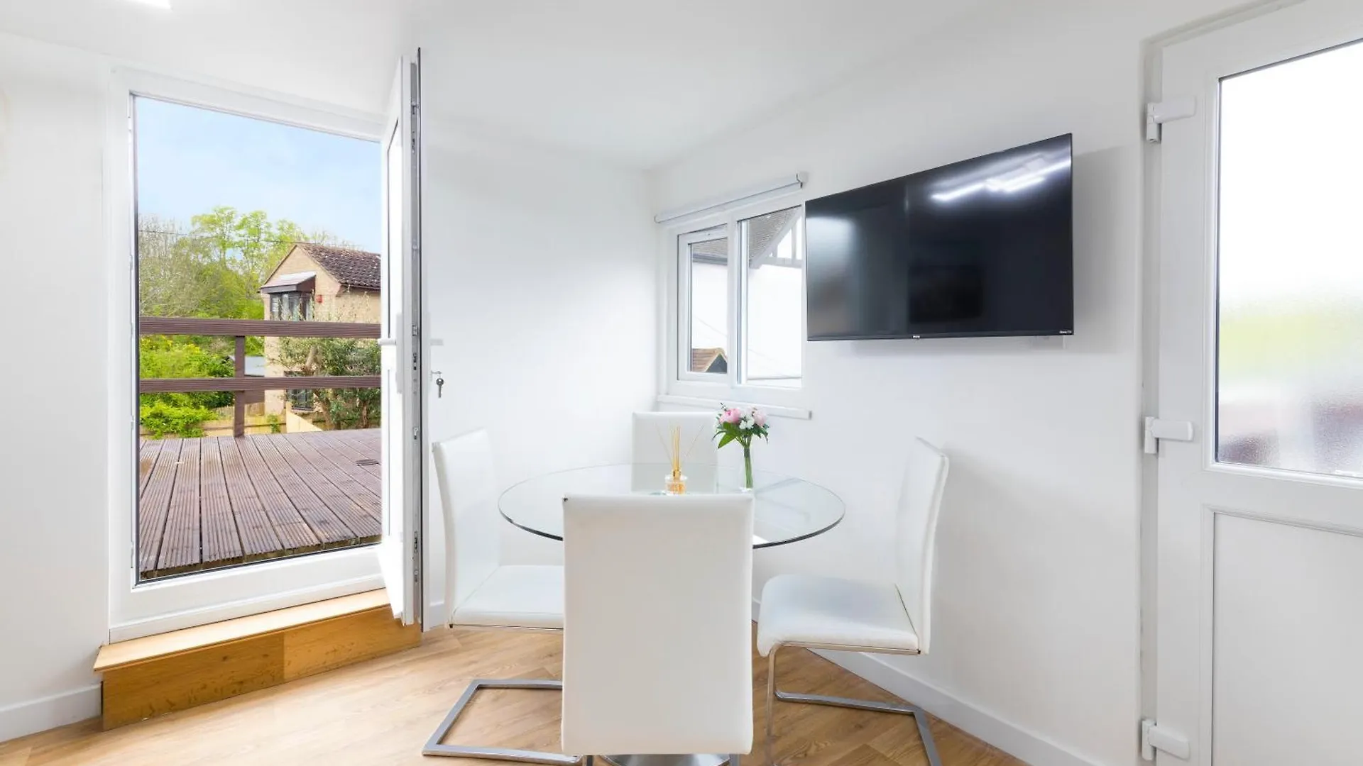 Lux 8Br Thamesfront Villa W Yacht & Sauna Staines-upon-Thames